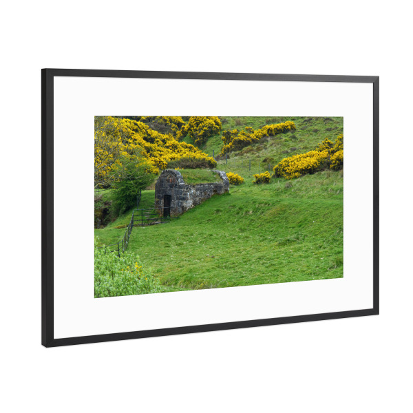 Poster mit Rahmen Schwarz (Metallic) "Steinhütte in Schottland" artboxONE - Natur,Reise / Länder