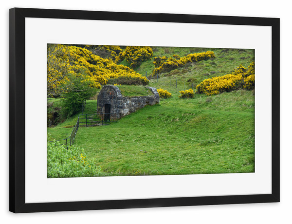 Poster mit Rahmen schwarz "Steinhütte in Schottland" artboxONE - Natur,Reise / Länder