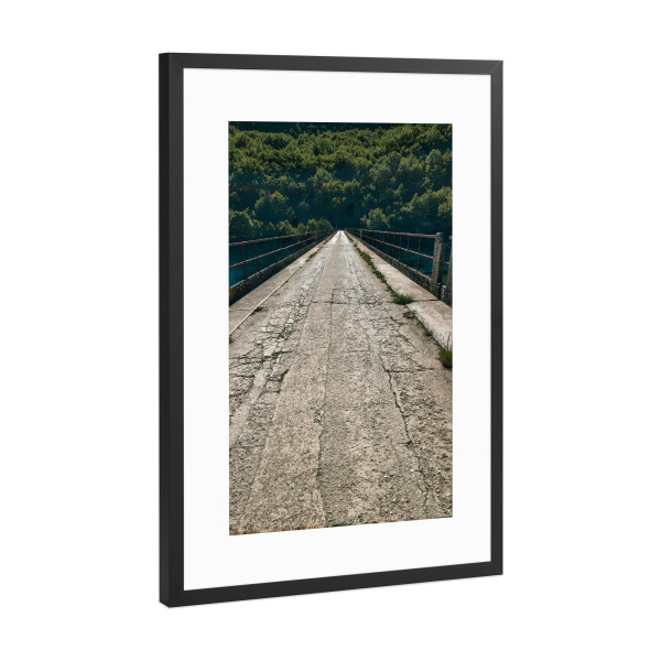Poster mit Rahmen Schwarz (Metallic) "Brücke auf Dunkelgrün" artboxONE - Natur,Abstrakt - Dunkel,Wald,Brücke,Grün,Natur,Berg,Wild,Baum
