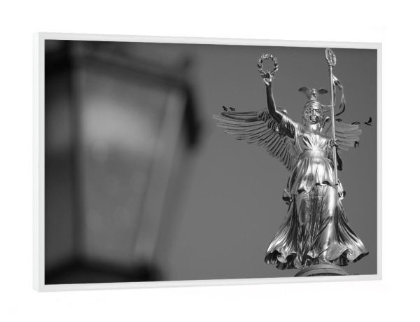 Poster mit weißem Rahmen "Berliner Goldelse" artboxONE - Städte,Städte / Berlin,Schwarzweiß,Architektur - Berlin,Siegessäule,Goldelse,Schwarzweiß