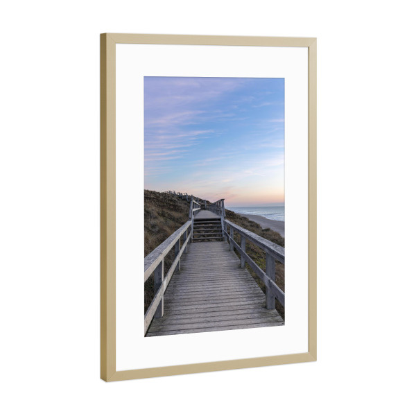 Poster mit Rahmen Gold "Sylt Sonnenuntergang - Hochformat" artboxONE - Natur - Sylt,Landschaft,Sonnenuntergang,Meer,Holz,Rustikal,Strand