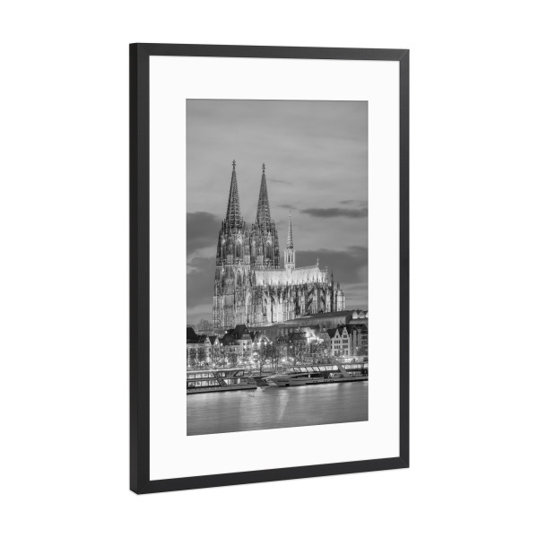 Poster mit Rahmen Schwarz (Metallic) "Kölner Dom am Abend schwarz-weiß" artboxONE - Städte / Köln,Schwarzweiß,Architektur
