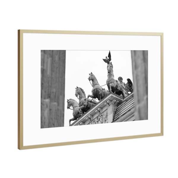 Poster mit Rahmen Gold "Quadriga" artboxONE - Städte / Berlin,Schwarzweiß,Architektur