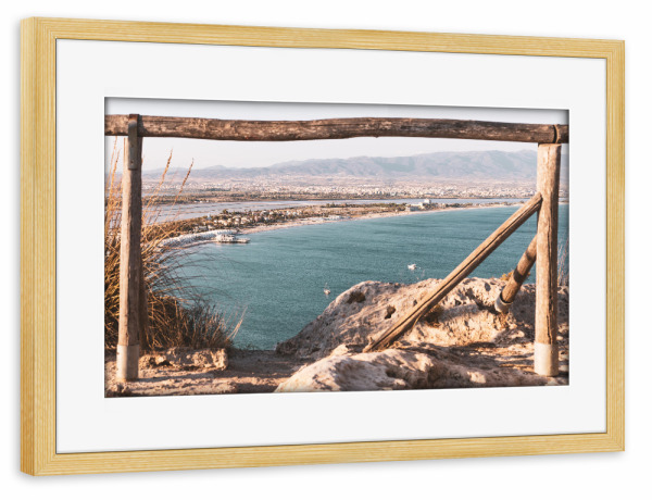 Poster mit Rahmen kiefer "Sardinien - Blick über die Küste" artboxONE - Reise - Italien,Reise,Meer,Küste,Ausblick,Rahmen,Ozean,Sardinien,Cagliari