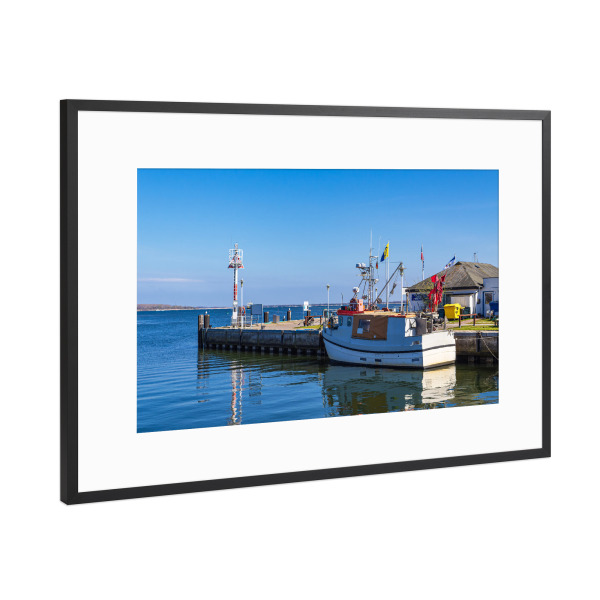 Poster mit Rahmen Schwarz (Metallic) "Fischerboot im Hafen von Vitte" artboxONE - Natur,Reise,Architektur,Reise / Strand und Meer