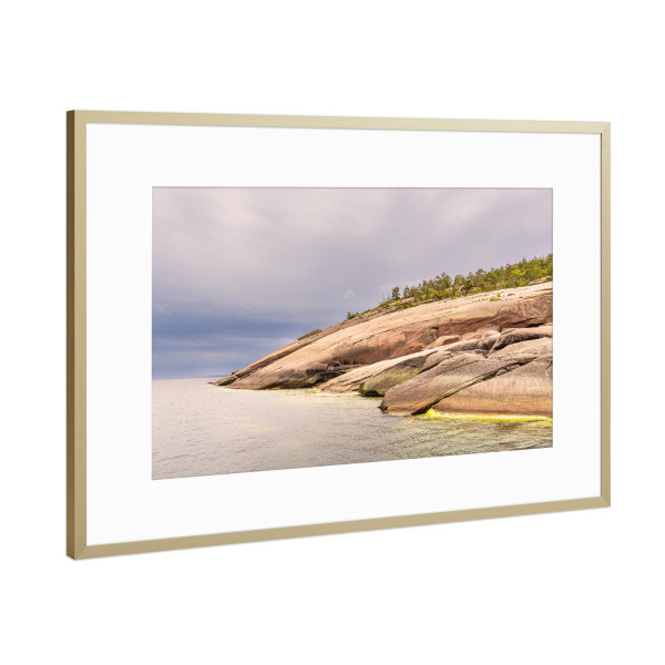 Poster mit Rahmen Gold "Felsen auf der Insel Blå Jungfrun" artboxONE - Natur,Reise,Reise / Strand und Meer,Reise / Länder
