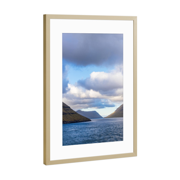 Poster mit Rahmen Gold "Färöer Inseln mit Klippen" artboxONE - Natur,Reise,Reise / Strand und Meer,Reise / Länder