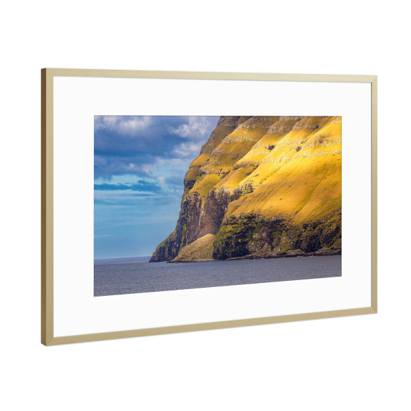 Poster mit Rahmen Gold "Felsen auf der Insel Kalsoy" artboxONE - Natur,Reise,Reise / Strand und Meer,Reise / Länder