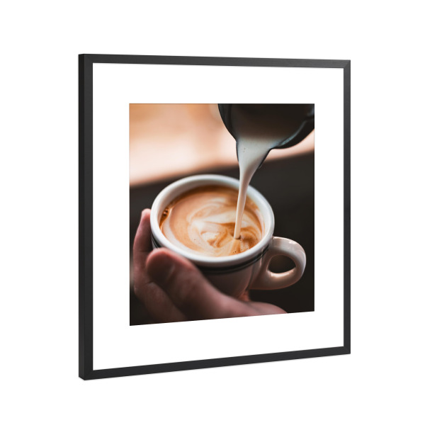Poster mit Rahmen Schwarz (Metallic) "Barrista Moment - Flat Cappuccino" artboxONE - Essen & Trinken - Kaffee,Kaffeeliebhaber,Cafe,Coffee,Barrista,Bar