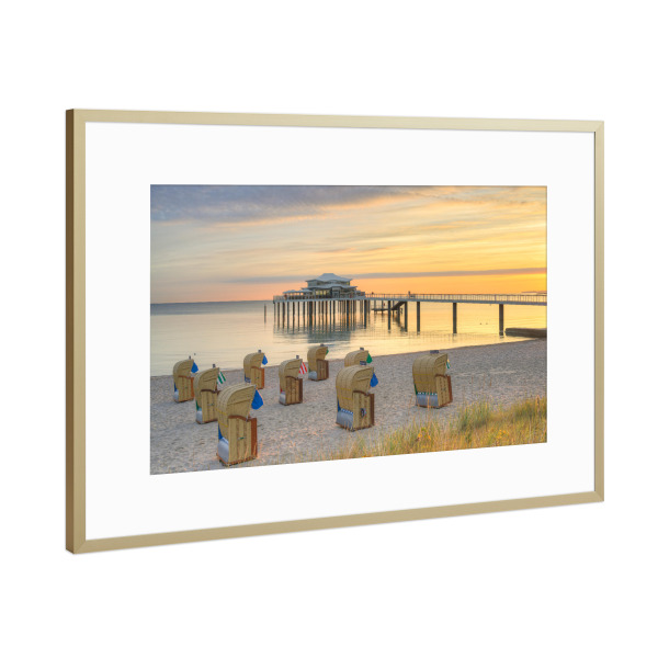 Poster mit Rahmen Gold "Timmendorfer Strand am Morgen" artboxONE - Reise,Architektur,Reise / Strand und Meer