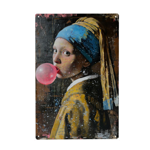 Girl with the chewing gum