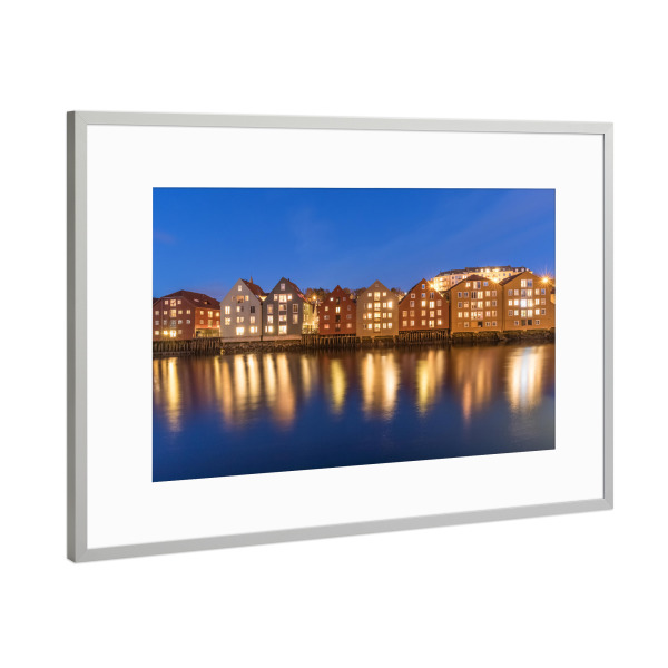 Poster mit Rahmen Silber "Blaue Stunde Trondheim" artboxONE - Architektur,Reise / Länder