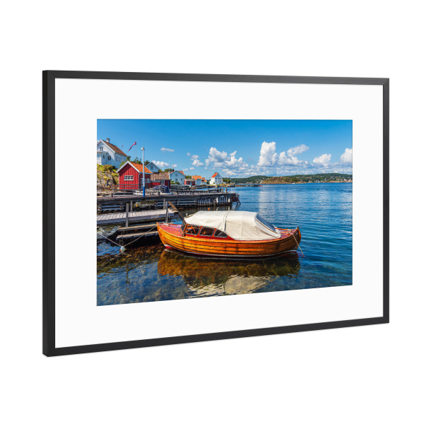 Poster mit Rahmen Schwarz (Metallic) "Hafen mit Boot in Norwegen" artboxONE - Natur,Reise,Reise / Strand und Meer,Reise / Länder