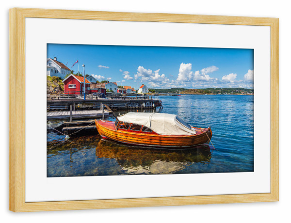 Poster mit Rahmen kiefer "Hafen mit Boot in Norwegen" artboxONE - Natur,Reise,Reise / Strand und Meer,Reise / Länder