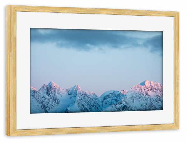 Poster mit Rahmen kiefer "Nordische Berge" artboxONE - Natur,Reise - Berg,Gebirge,Bergkette,Schnee,Winter,Gipfel,Lyngen,Norwegen,Skandinavien