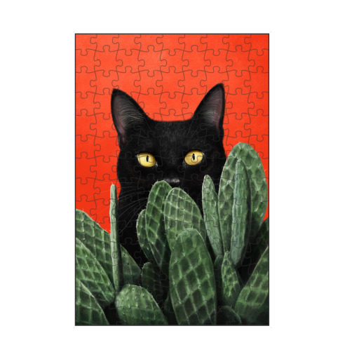 Schwarze Katze in Kakteen