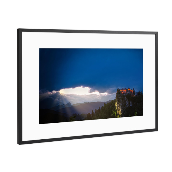 Poster mit Rahmen Schwarz (Metallic) "Burg von Bled am Abend" artboxONE - Reise