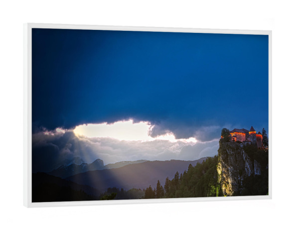 Poster mit weißem Rahmen "Burg von Bled am Abend" artboxONE - Reise