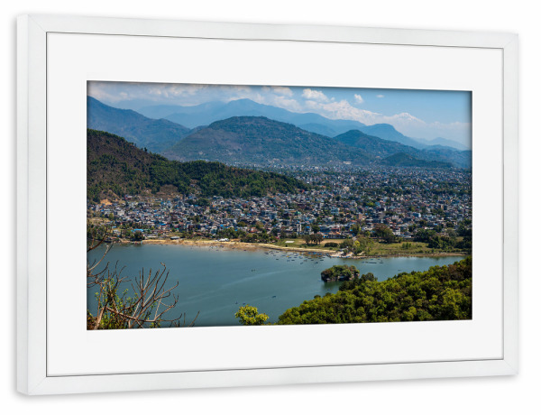 Poster mit Rahmen weiß "Pokhara in Nepal" artboxONE - Natur,Architektur,Reise / Asien - Pokhara,Nepal,Annapurna,Himalaya,Berge,Asien,Landschaft,Natur