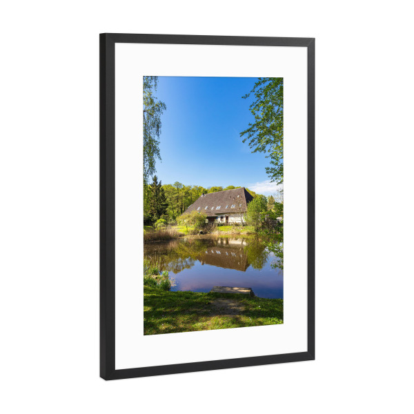 Poster mit Rahmen Schwarz (Metallic) "Teich und Haus mit Bäumen" artboxONE - Natur,Reise,Architektur