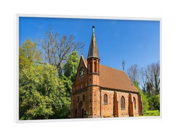 Poster mit weißem Rahmen "Kapelle mit Wiese und Bäumen" artboxONE - Natur,Reise,Architektur