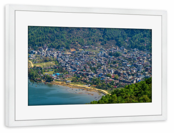 Poster mit Rahmen weiß "Die Stadt Pokhara in Nepal" artboxONE - Architektur,Reise / Asien - Pokhara,Stadt,Nepal,Asien,Indien,Himalaya