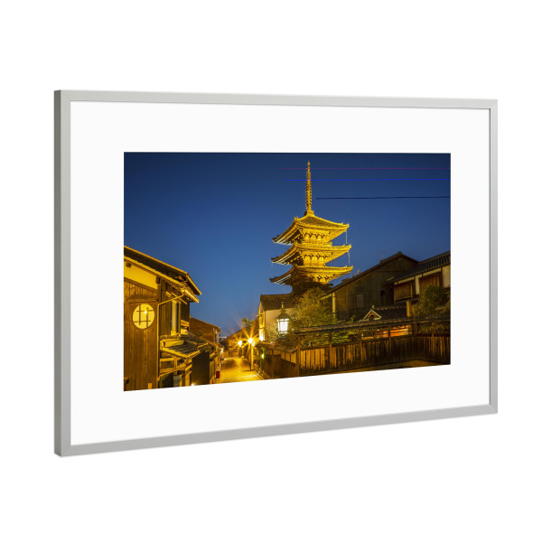 Poster mit Rahmen Silber "Yasaka Pagode in Kyoto am Abend" artboxONE - Architektur,Reise / Asien