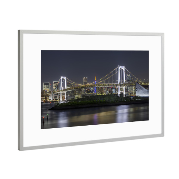 Poster mit Rahmen Silber "Rainbow Bridge und Tokio Skyline" artboxONE - Architektur,Städte / Tokio