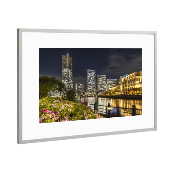 Poster mit Rahmen Silber "Yokohama Skyline bei Nacht" artboxONE - Architektur,Reise / Asien