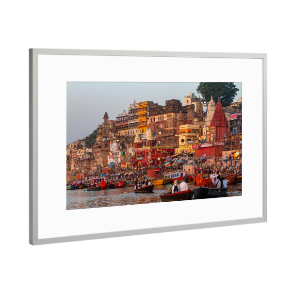 Poster mit Rahmen Silber "Ghats von Varanasi" artboxONE - Architektur