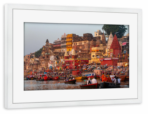 Poster mit Rahmen weiß "Ghats von Varanasi" artboxONE - Architektur - Varanasi,Indien,Ghat,Tempel,Hindu,Hinduismus,Ganges,Benares,Kashi,Uttar pradesh