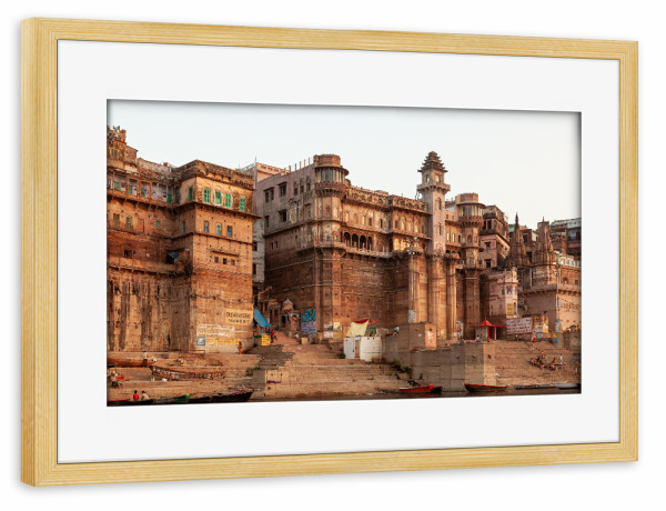 Poster mit Rahmen kiefer "Ghats von Varanasi am Ganges" artboxONE - Architektur,Reise / Asien
