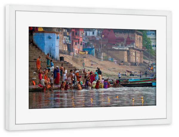 Poster mit Rahmen weiß "Baden im Ganges" artboxONE - Architektur,Reise / Asien