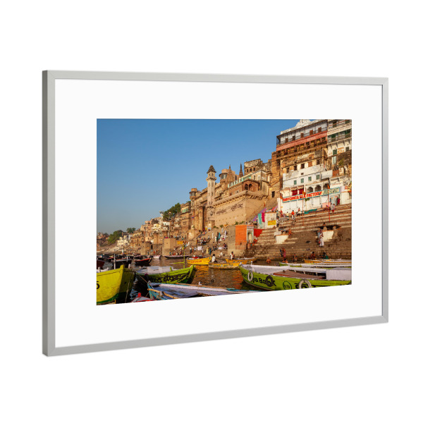 Poster mit Rahmen Silber "Auf dem Ganges bei Varanasi" artboxONE - Architektur,Reise / Asien