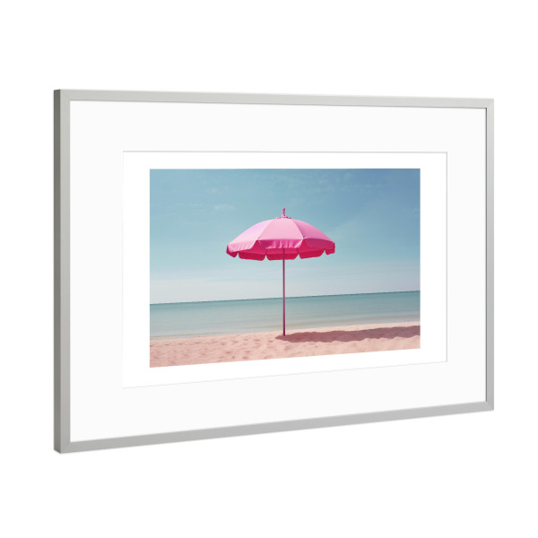 Poster mit Rahmen Silber "Malou Studio-Pink Parasol" artboxONE - Natur,Reise,Für Mama - Strand,Sonnenschirm,Sommer,Barbie,Sand,Urlaub,Pink_(farbe)