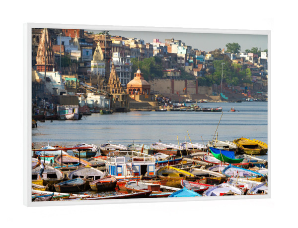 Poster mit weißem Rahmen "Die Stadt Varanasi am Ganges" artboxONE - Architektur,Reise / Asien
