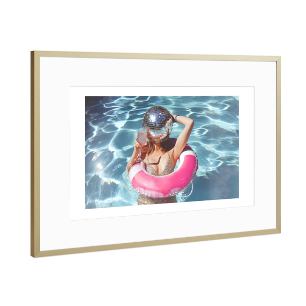Poster mit Rahmen Gold "Malou Studio-Poolparty" artboxONE - Fashion,Essen & Trinken / Alkohol,Festivals