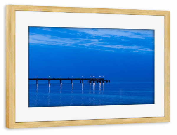 Poster mit Rahmen kiefer "Seebrücke zur Blauen Stunde" artboxONE - Natur,Reise,Architektur,Reise / Strand und Meer