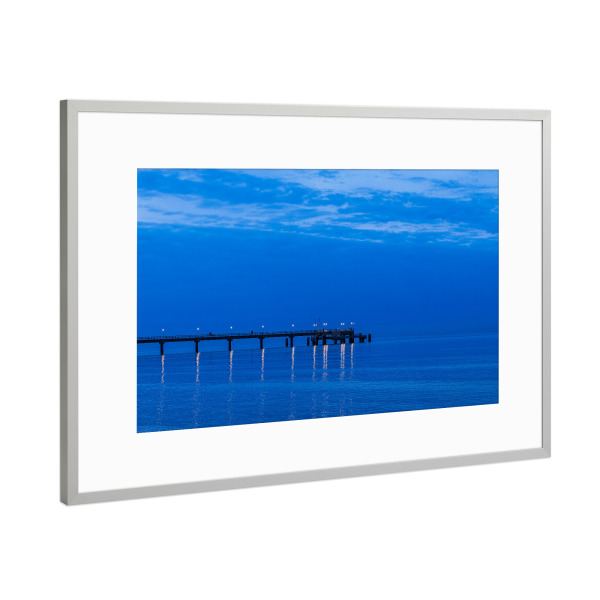 Poster mit Rahmen Silber "Seebrücke zur Blauen Stunde" artboxONE - Natur,Reise,Architektur,Reise / Strand und Meer