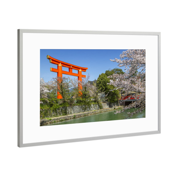 Poster mit Rahmen Silber "Zinnoberrotes Torii in Kyoto" artboxONE - Natur,Architektur,Reise / Asien