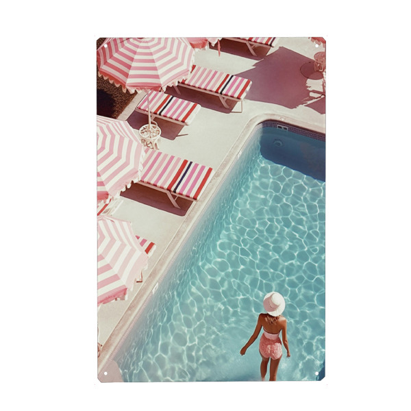 Metall Poster "Rosa Schwimmbad" artboxONE - Reise / Strand und Meer - Pool,Sommer,Rosa,Schwimmbad,Gestreift,Sonnenschirm,Dame,Frau,Schwimmen,Miami
