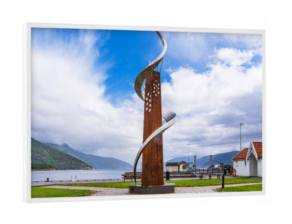 Poster mit weißem Rahmen "Skulptur in Balestrand" artboxONE - Natur,Reise,Architektur,Reise / Strand und Meer,Reise / Länder