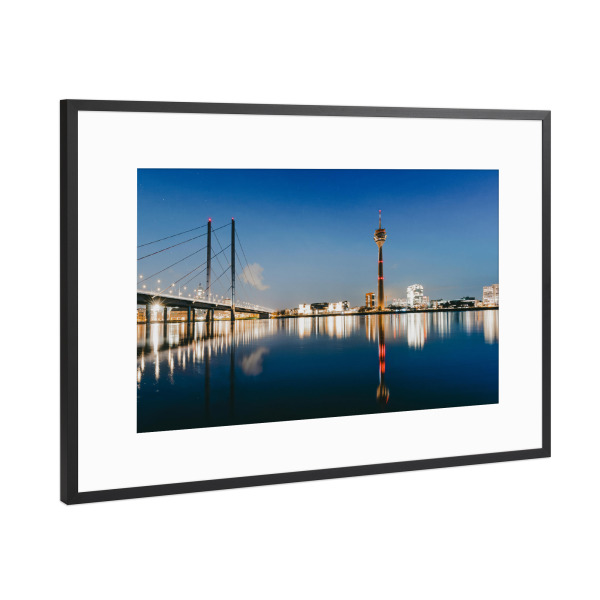 Poster mit Rahmen Schwarz (Metallic) "Düsseldorf Nacht Panorama" artboxONE - Architektur,Städte / Düsseldorf - Düsseldorf,Nacht,Stadt,Skyline,Edel