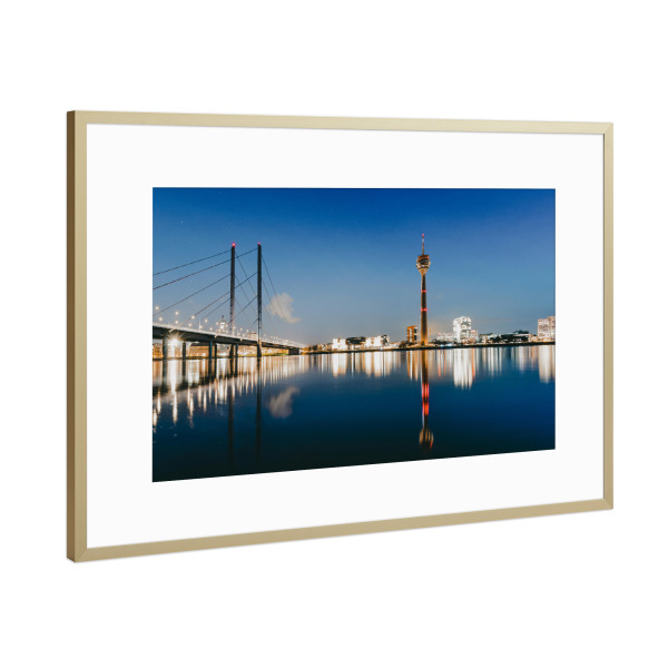 Poster mit Rahmen Gold "Düsseldorf Nacht Panorama" artboxONE - Architektur,Städte / Düsseldorf - Düsseldorf,Nacht,Stadt,Skyline,Edel
