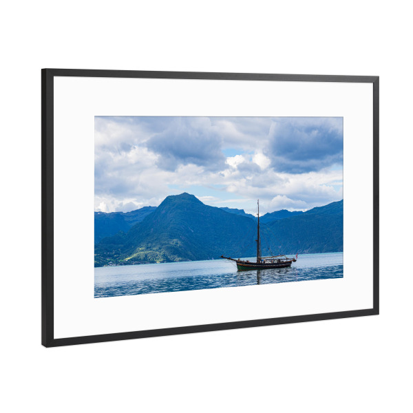 Poster mit Rahmen Schwarz (Metallic) "Segelschiff auf dem Åkrafjord" artboxONE - Natur,Reise,Reise / Strand und Meer,Reise / Länder