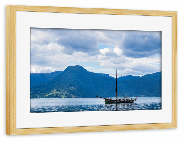 Poster mit Rahmen kiefer "Segelschiff auf dem Åkrafjord" artboxONE - Natur,Reise,Reise / Strand und Meer,Reise / Länder