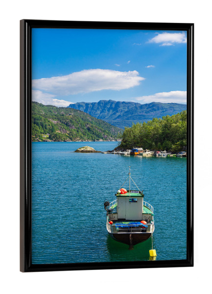 Poster mit schwarzem Rahmen "Fischerboot im Åkrafjord" artboxONE - Natur,Reise,Reise / Strand und Meer,Reise / Länder