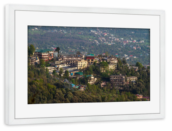 Poster mit Rahmen weiß "Die Stadt Dharamshala in Indien" artboxONE - Architektur,Reise / Asien
