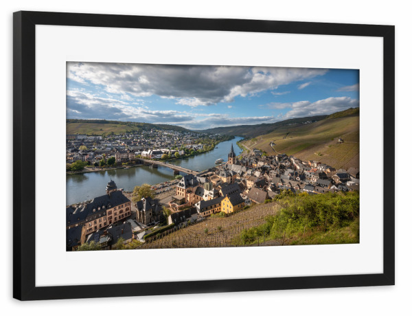 Poster mit Rahmen schwarz "Bernkastel-Kues Stadtansicht" artboxONE - Städte,Reise