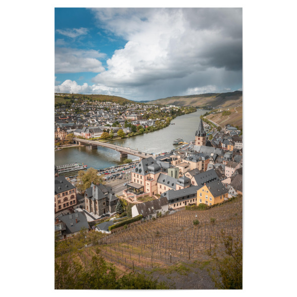 Poster "Bernkastel-Kues an der Mosel" artboxONE - Städte,Natur,Reise - Moselbrücke,Moseltal,Weinbau,Weinort,Rheinland-pfalz,Bernkastel,Kues,Hochkant